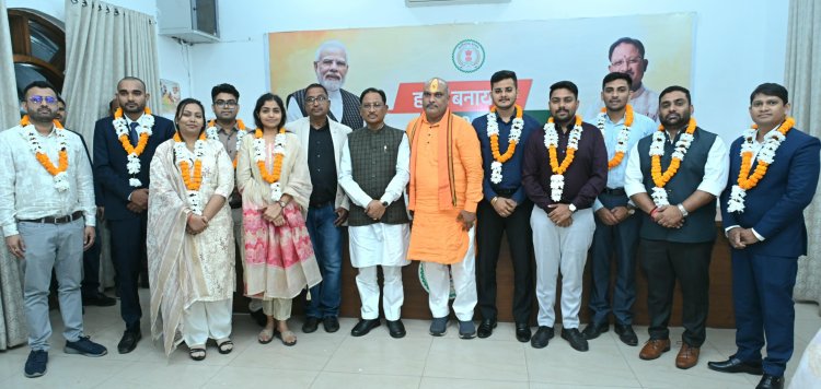 मुख्यमंत्री श्री विष्णु देव साय से छत्तीसगढ़ लोक सेवा आयोग 2024 के टॉप 10 अभ्यर्थियों ने की सौजन्य भेंट
